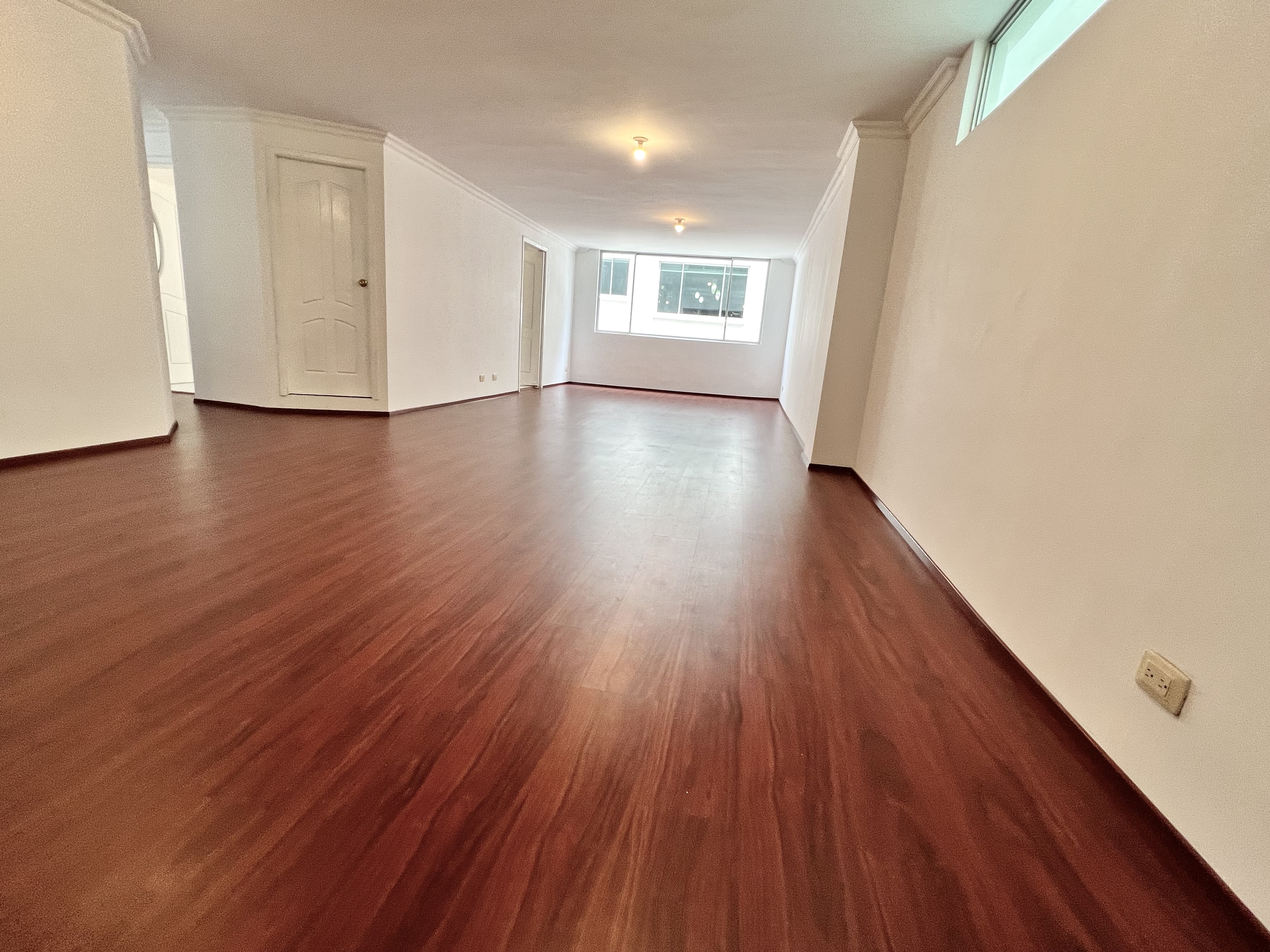 Amplio Departamento en Venta cerca de SOLCA