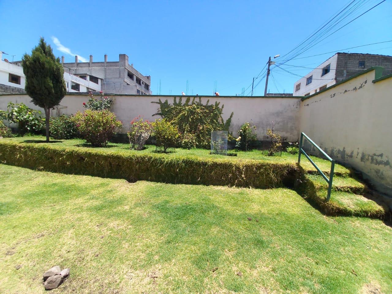 Espaciosa casa con jardín en el Rancho los Pinos